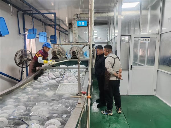 市疾控中心（市衛(wèi)生監(jiān)督所）嚴控餐飲具消毒質(zhì)量，保障市民春節(jié)安康